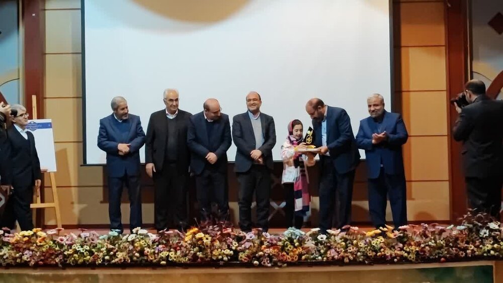 چهارمین مینی بوس کتاب سیار آذربایجان شرقی در شبستر راه اندازی شد