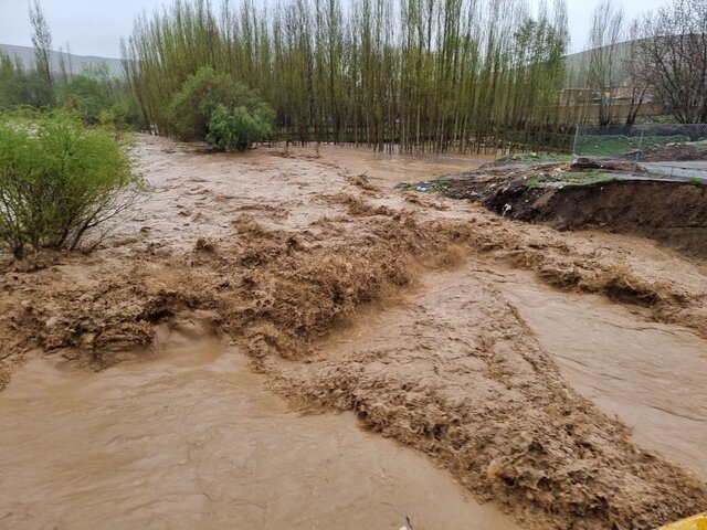 بارش شدید باران باعث ایجاد سیلاب در روستاهای نهاوند شد