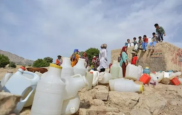 آبرسانی با تانکر به برخی روستاهای خرم‌آباد