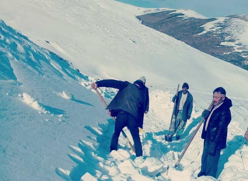برف راه ارتباطی بیش از ۱۳۰ روستای غرب مازندران را بست