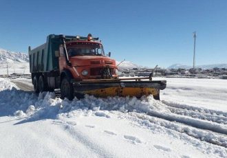 راه ارتباطی ۷۰ روستای اهر در پی بارش برف مسدود شد