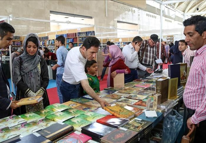 استقرار غرفه کتابخانه روستای «علویه» جهرم در نمایشگاه تهران
