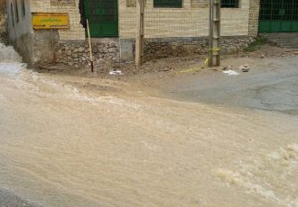 مسدود شدن راه ارتباطی سه روستا در باخرز بر اثر سیل