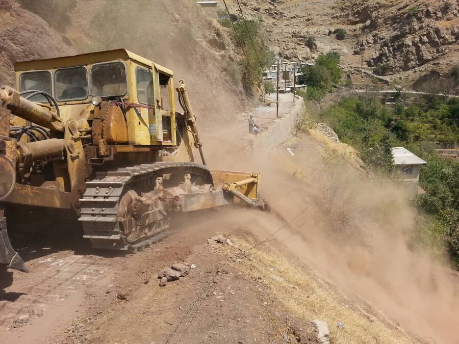 بازگشایی و شن‌ریزی ۵۰ کیلومتر از راه‌های روستایی مسدود شده فیروزه