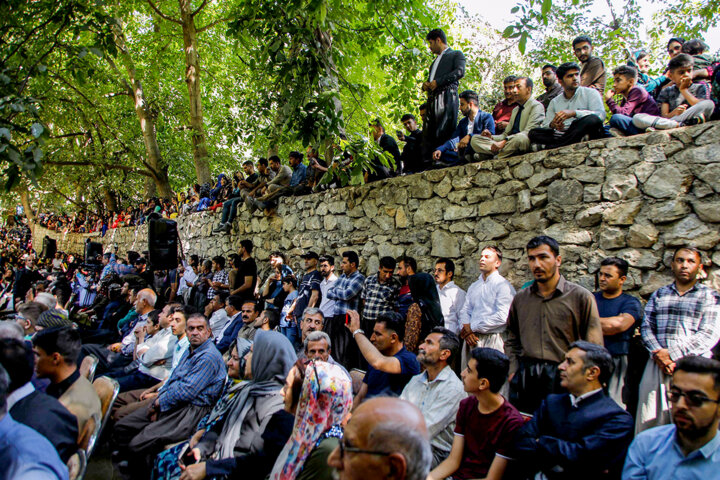 جشنی به شکرانه برداشت توت فرنگی در روستای شیان سنندج