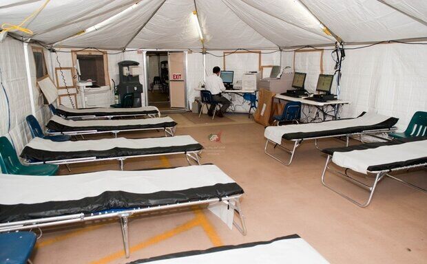 هم اکنون بیمارستان صحرایی در روستای زلزله زده سایه خوش هرمزگان برپا است