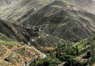 شاه‌نشین روستایی با سقف‌های شیروانی در دل دشت