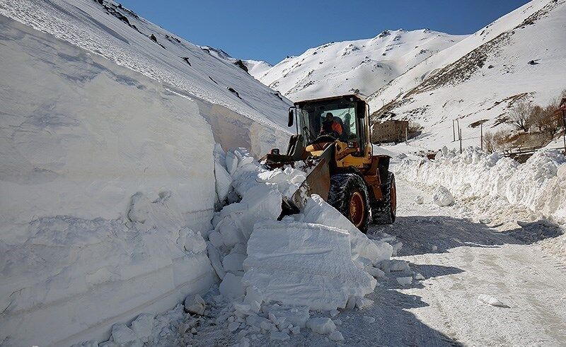 راه۱۹۰روستا در سنقر بسته است/گزارش برف یک متری درگردنه‌های برفگیر