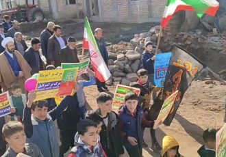 راهپیمایی ۲۲ بهمن در روستای زلزله زده ولدیان خوی