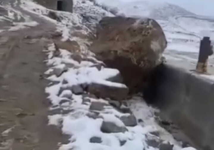 سقوط عجیب سنگ بزرگ در روستای دهبکر مهاباد