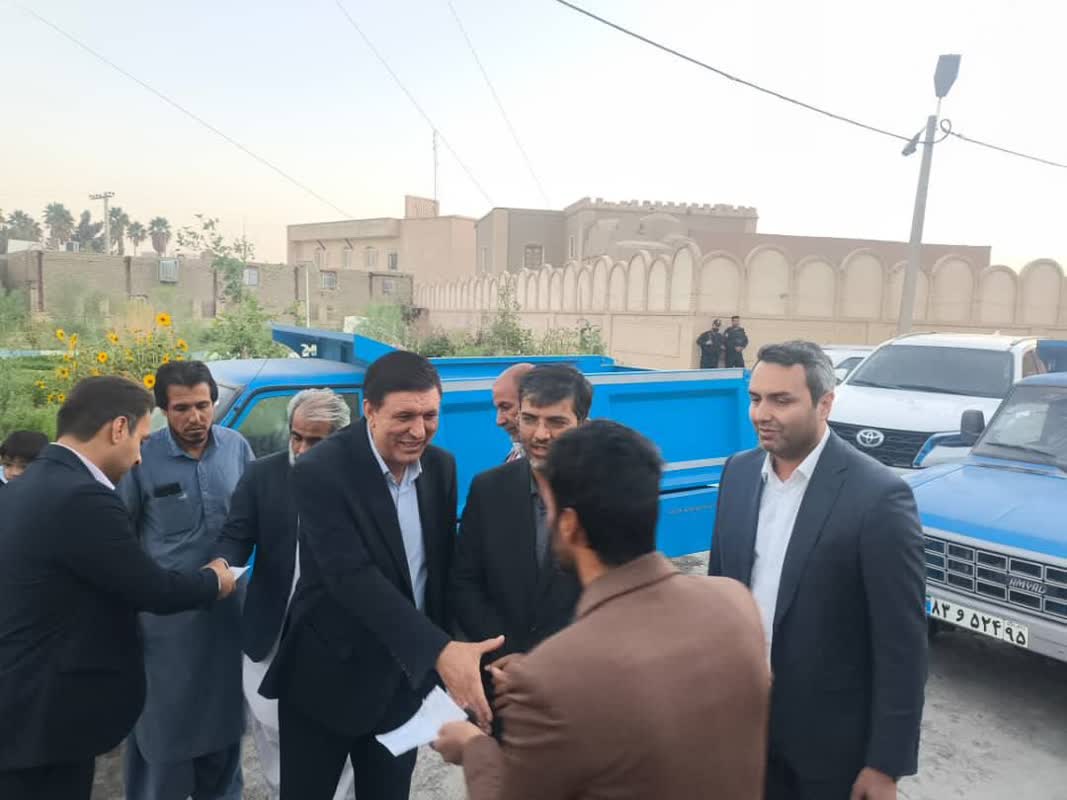 تحویل خودروهای حمل زباله به دهیاریهای منطقه سیستان تحویل خودروهای حمل زباله به دهیاریهای منطقه سیستان